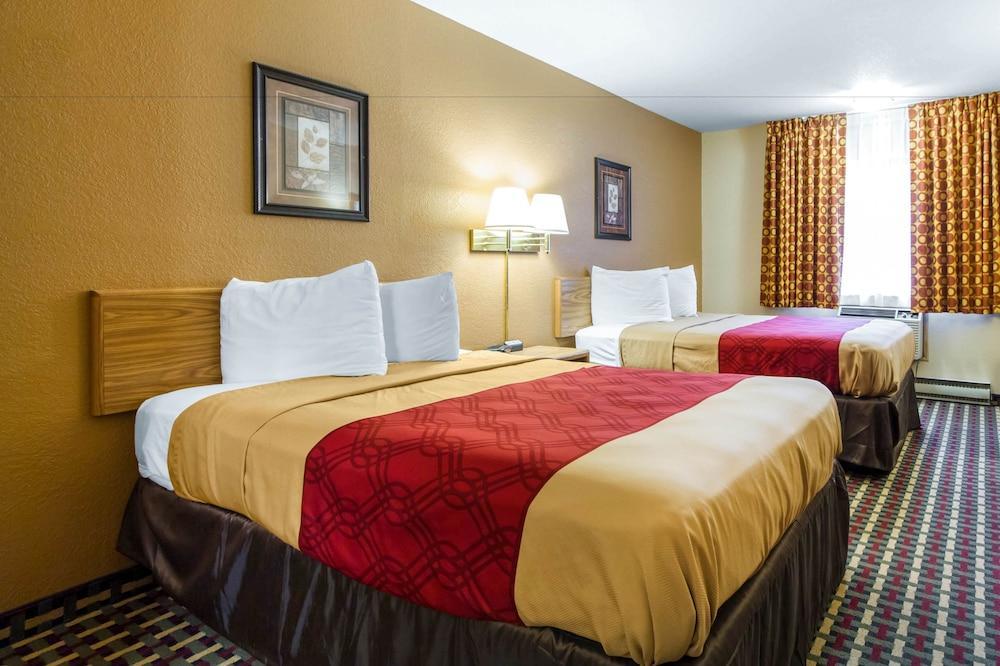 Econo Lodge Madison Bagian luar foto