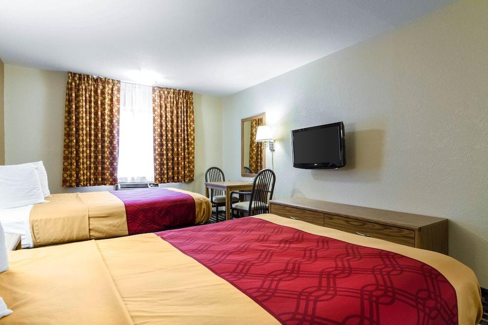 Econo Lodge Madison Bagian luar foto