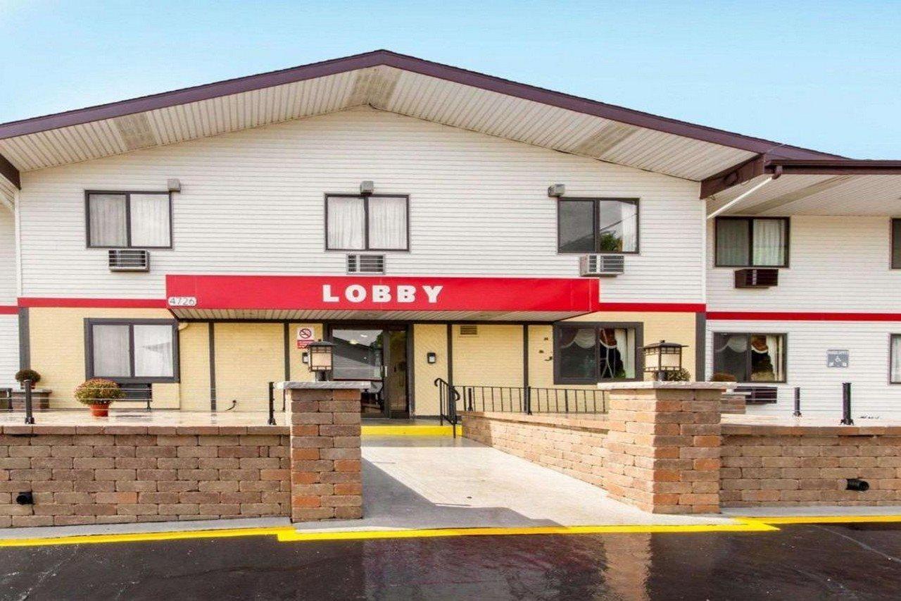 Econo Lodge Madison Bagian luar foto