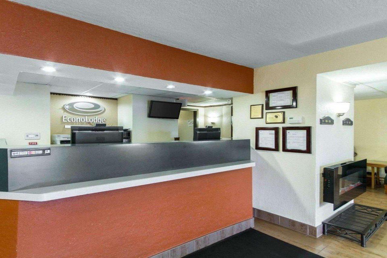 Econo Lodge Madison Bagian luar foto