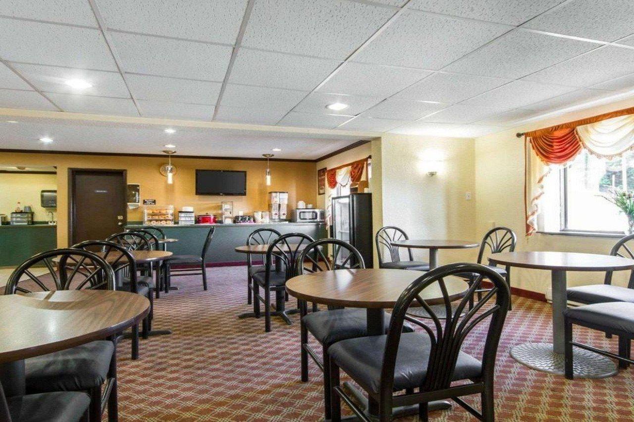 Econo Lodge Madison Bagian luar foto