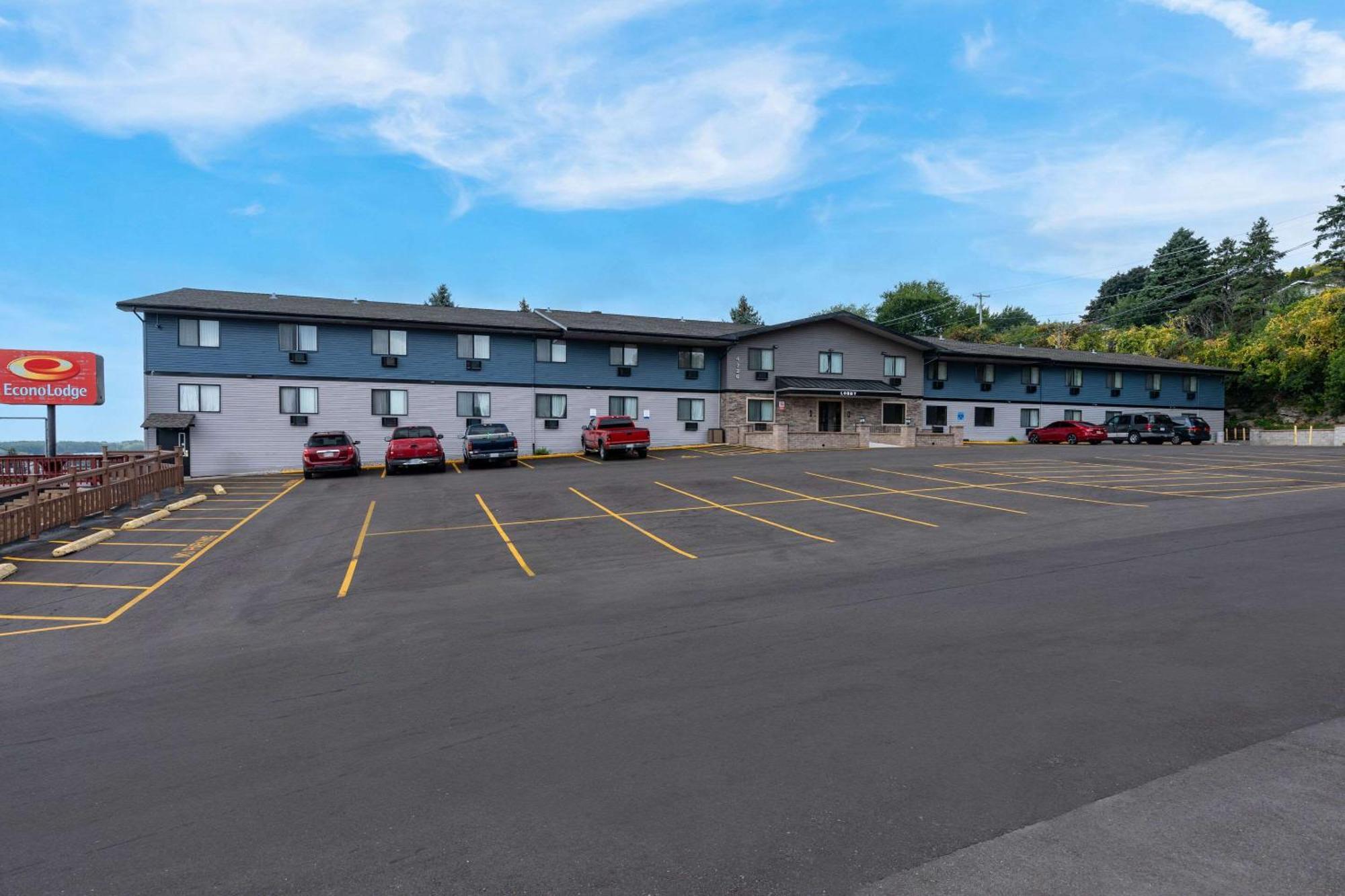 Econo Lodge Madison Bagian luar foto