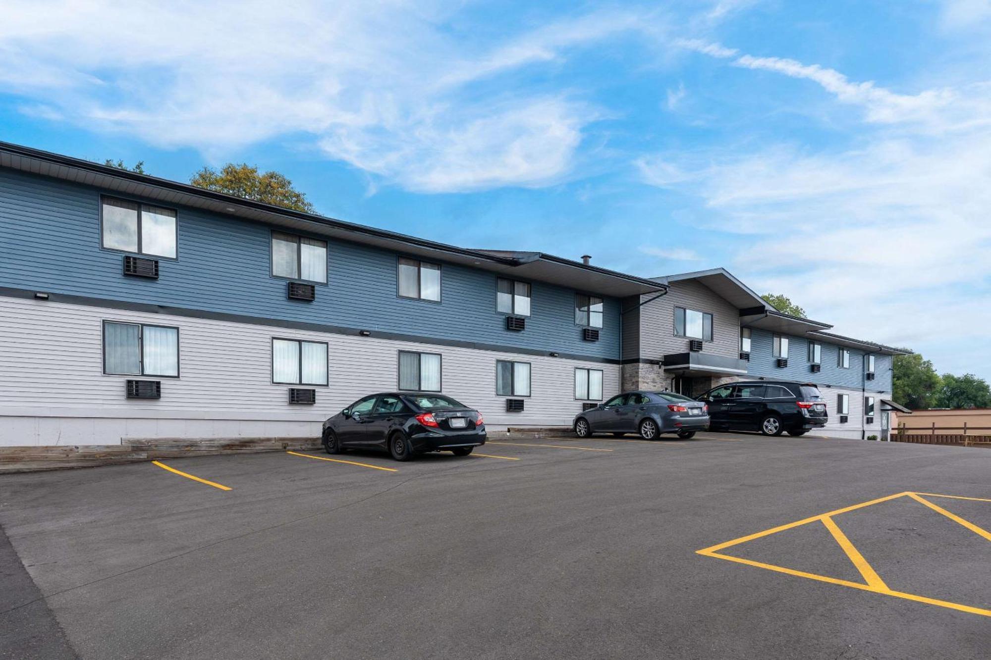 Econo Lodge Madison Bagian luar foto