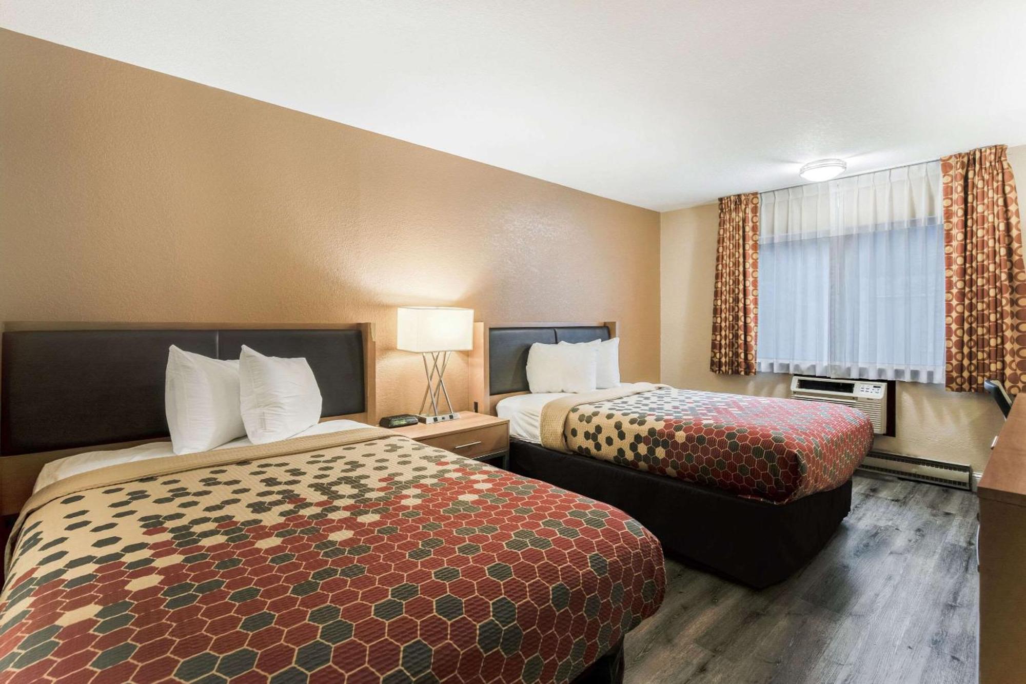 Econo Lodge Madison Bagian luar foto