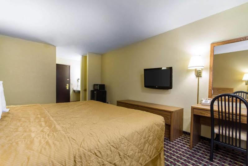 Econo Lodge Madison Bagian luar foto