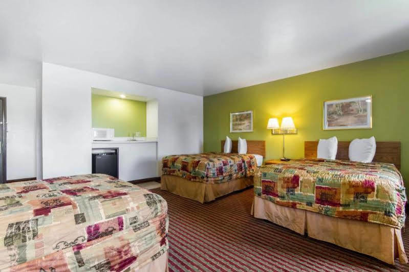 Econo Lodge Madison Bagian luar foto