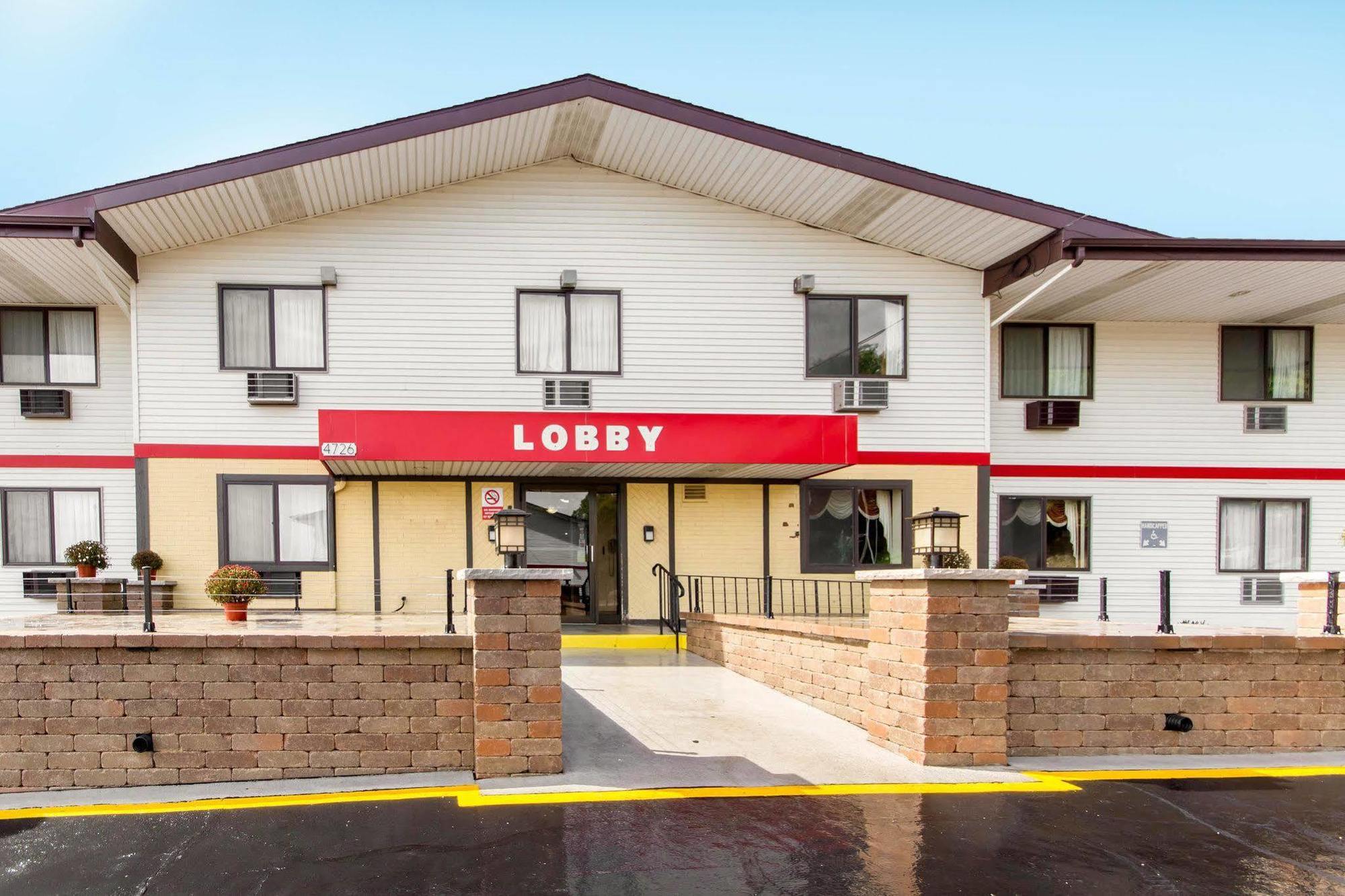 Econo Lodge Madison Bagian luar foto