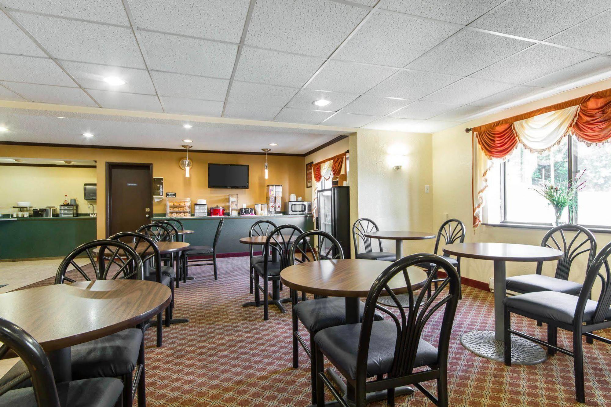 Econo Lodge Madison Bagian luar foto