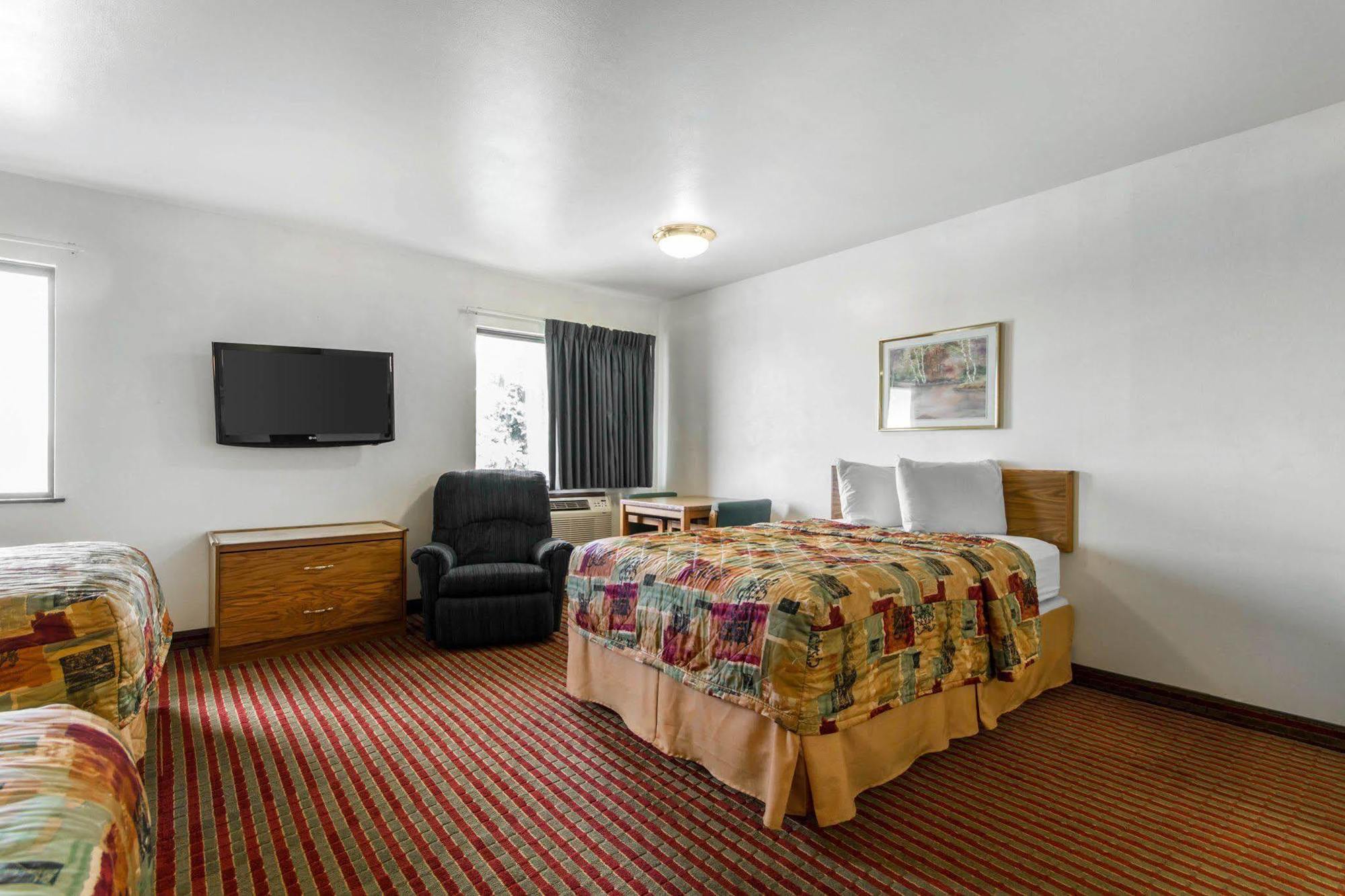 Econo Lodge Madison Bagian luar foto