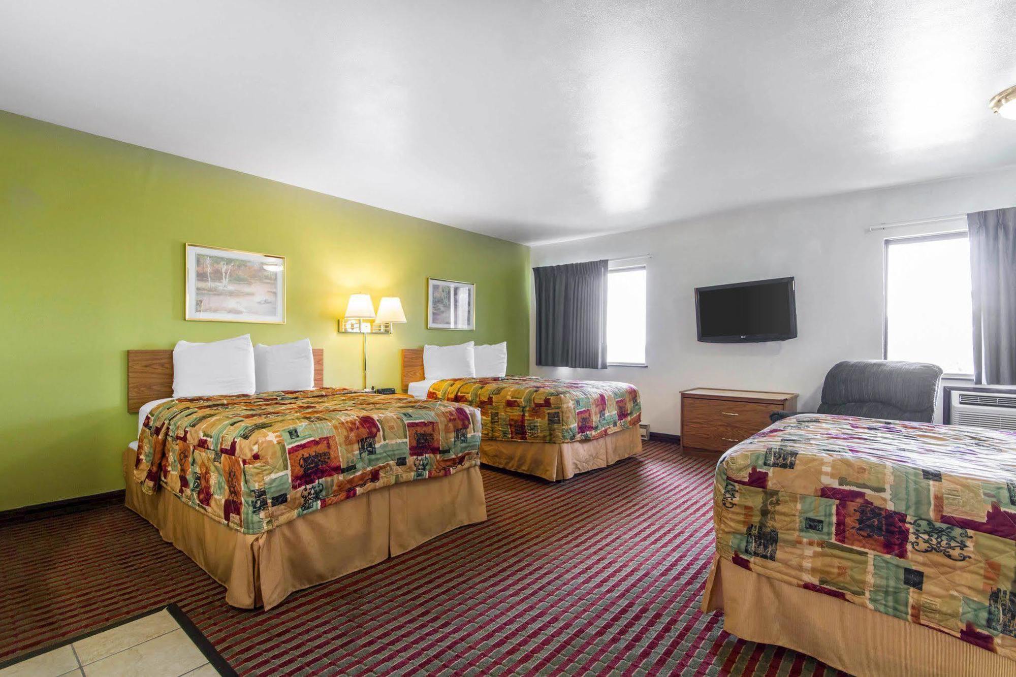 Econo Lodge Madison Bagian luar foto