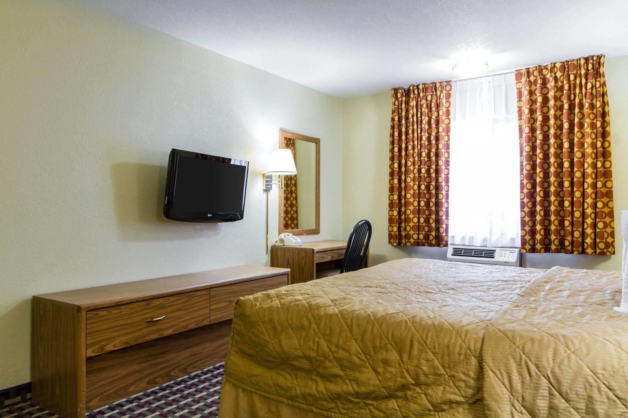 Econo Lodge Madison Bagian luar foto