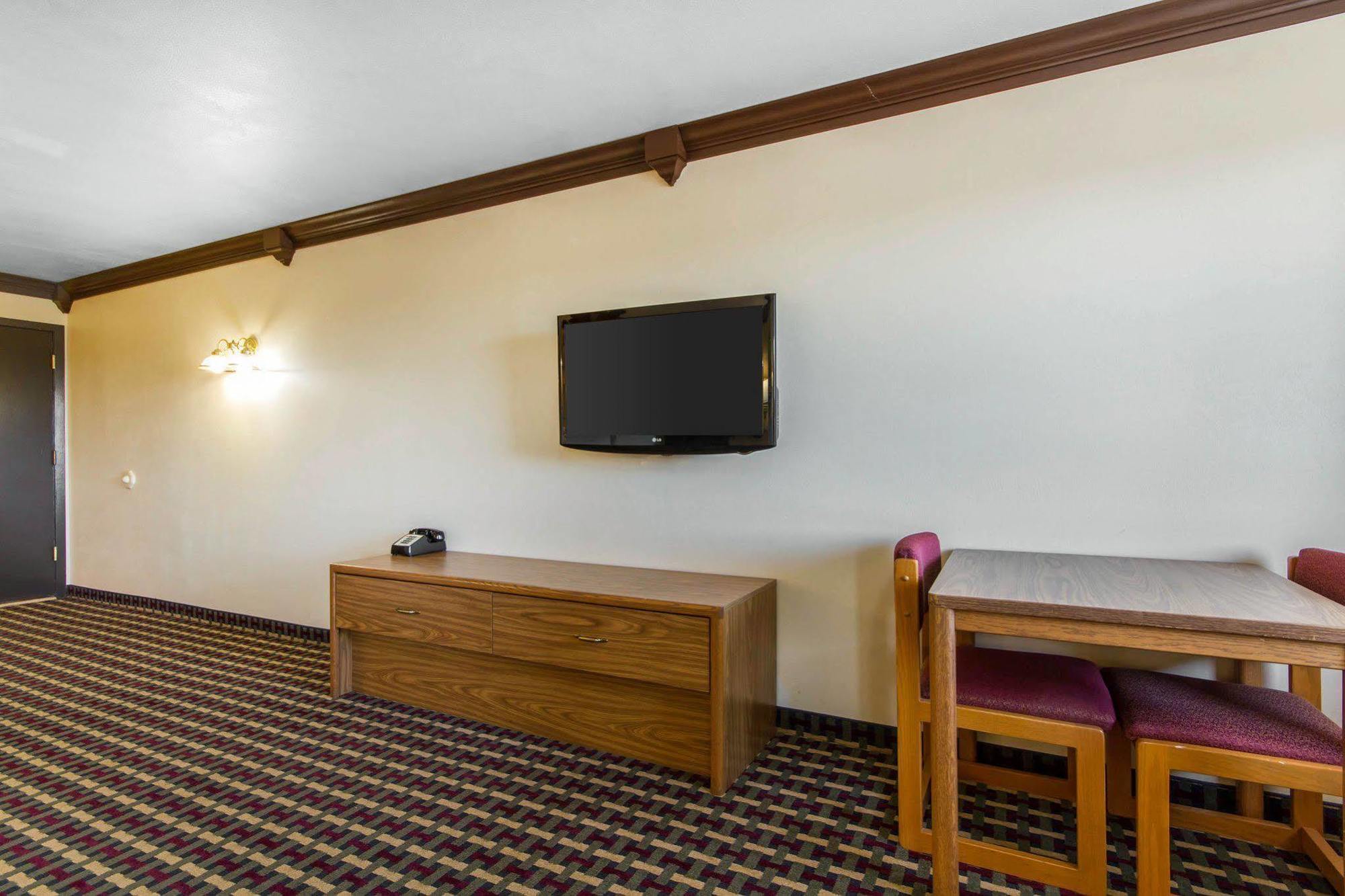 Econo Lodge Madison Bagian luar foto