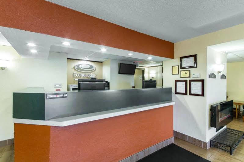 Econo Lodge Madison Bagian luar foto