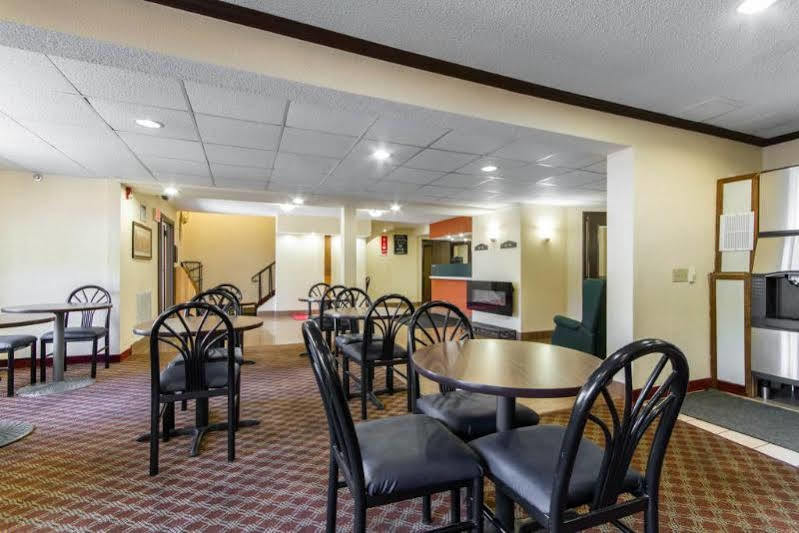 Econo Lodge Madison Bagian luar foto