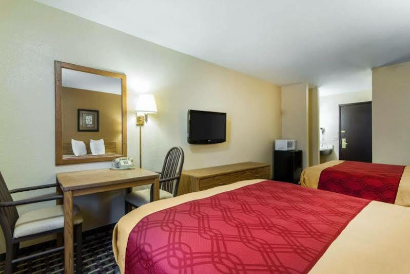 Econo Lodge Madison Bagian luar foto